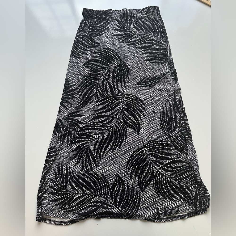 NWT Matty M Black White Tropical Palm Soft Stretch Flowy Maxi Skirt Womens Large
